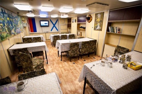 Phòng ăn, nơi các thủy thủ tập trung ăn theo ca. Ảnh: Qianlong